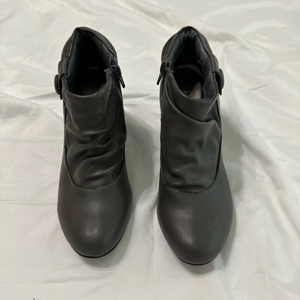 💙3/$20 WOMEN’S grey heeled boots size 8.5